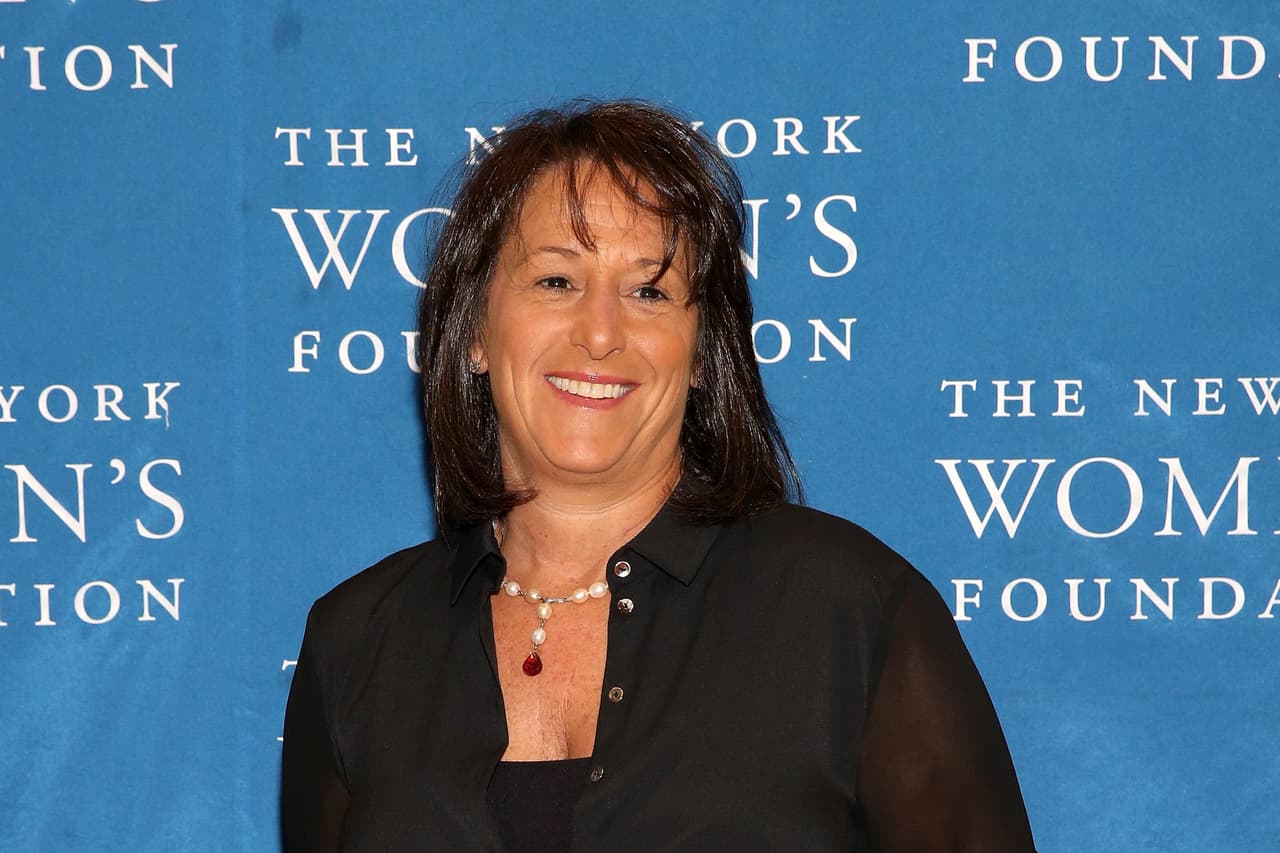 <b>Puesto 7. Lynn Schusterman</b>
<br>
<br>Donaciones de por vida: 1,800 millones de dólares.
<br>
<br>Porcentaje del patrimonio neto donado: 31.1%.
<br>
<br>Patrimonio neto: 3,400 millones de dólares.
<br>
<br>Enfoque de sus aportes: derechos LGBTQ, educación y causas judías.
<br>
<br>La familia Schusterman hace sus aportes a través de la Fundación Charles and Lynn Schusterman Family Philanthropies. Lynn es la viuda del magnate petrolero Charles Schusterman y en la organización benéfica también participan sus hijas Stacy y Tracy (en la fotografía). 
<br>