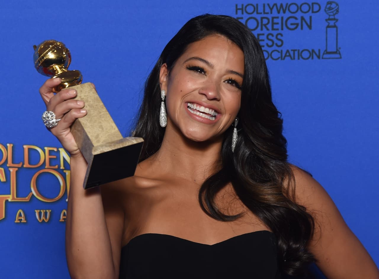 Actriz Gina Rodriguez con el premio para "Best Actress" - TV Series, Comedy or Musical por su actuación en 'Jane the Virgin, en los 72nd annual Golden Globe Awards
