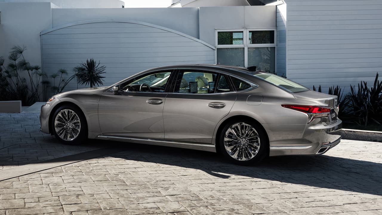 Según Lexus, el LS acelerará de 0 a 62 millas por hora en apenas 4.5 segundos gracias a su tracción trasera. Saldrá a la venta a fines de 2017, aunque su precio no fue precisado aún.