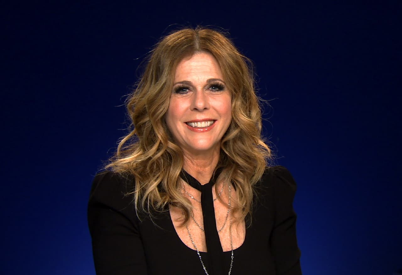 La actriz, cantante y productora Rita Wilson durante una entrevista para promover su álbum homónimo en Nueva York el 29 de febrero de 2016. El disco de Wilson fue lanzado el viernes 11 de marzo de 2016. (Foto AP)