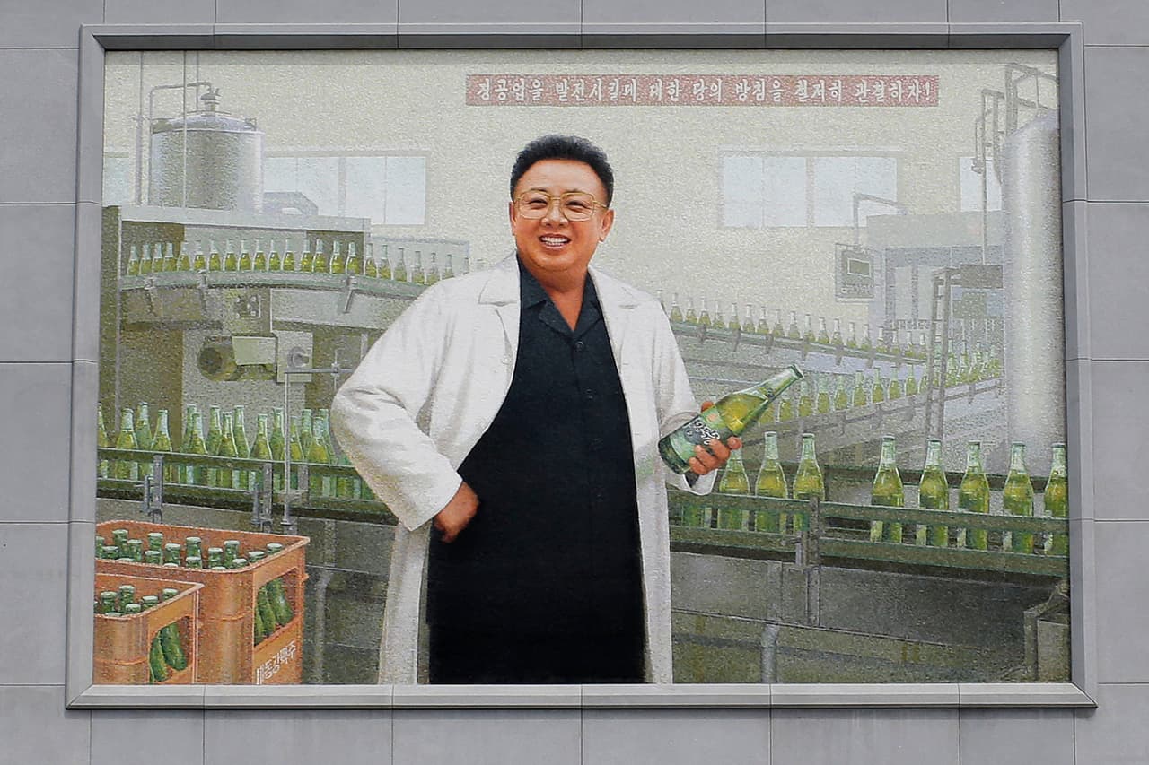 Un gran mural del fundador de la cervecera, Kim Jong Il, recibe a los visitantes en el patio de la planta. El padre del actual líder supremo de Corea del Norte, Kim Jong Un, ordenó la construcción de la fábrica en 2001 y la producción comenzó al año siguiente.