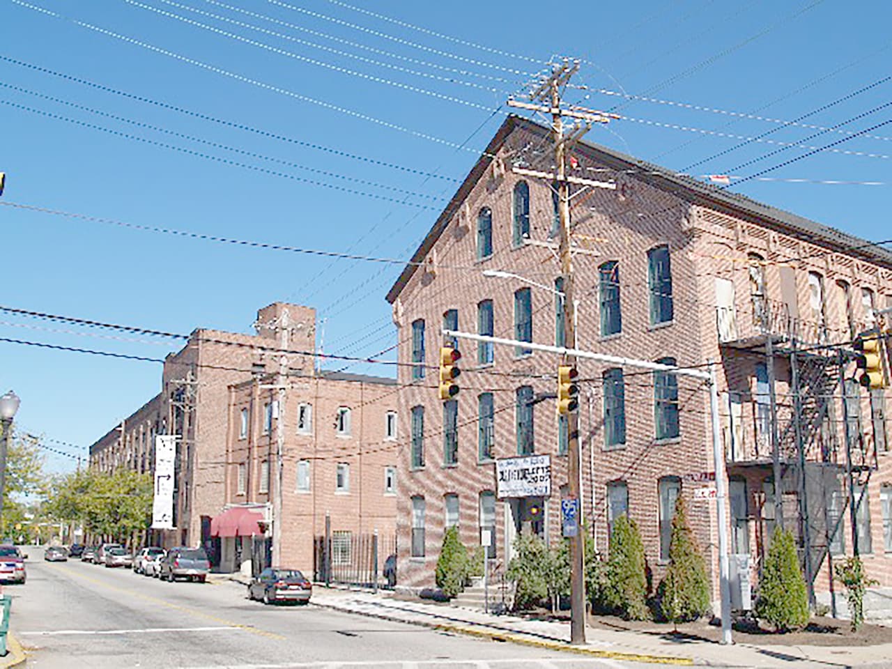 <b>Puesto 20. Central Falls, Rhode Island: Tasa de pobreza: 30.7% (estado: 13.4%). </b>Ingreso medio por hogar: 30,794 dólares (estado: 61,043). Valor medio de la vivienda: 149,100 dólares (estado: $ 242,200). Población: 19,395.