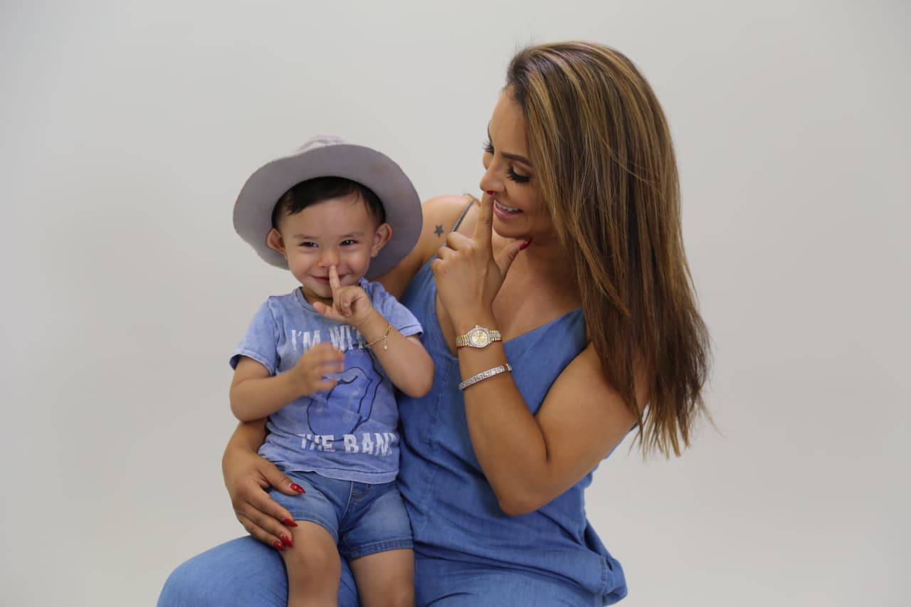 Él es muy inteligente y aunque sigue siendo un niño pequeño, ya le pide a su mamá que le explique cosas como si fuera un adulto.