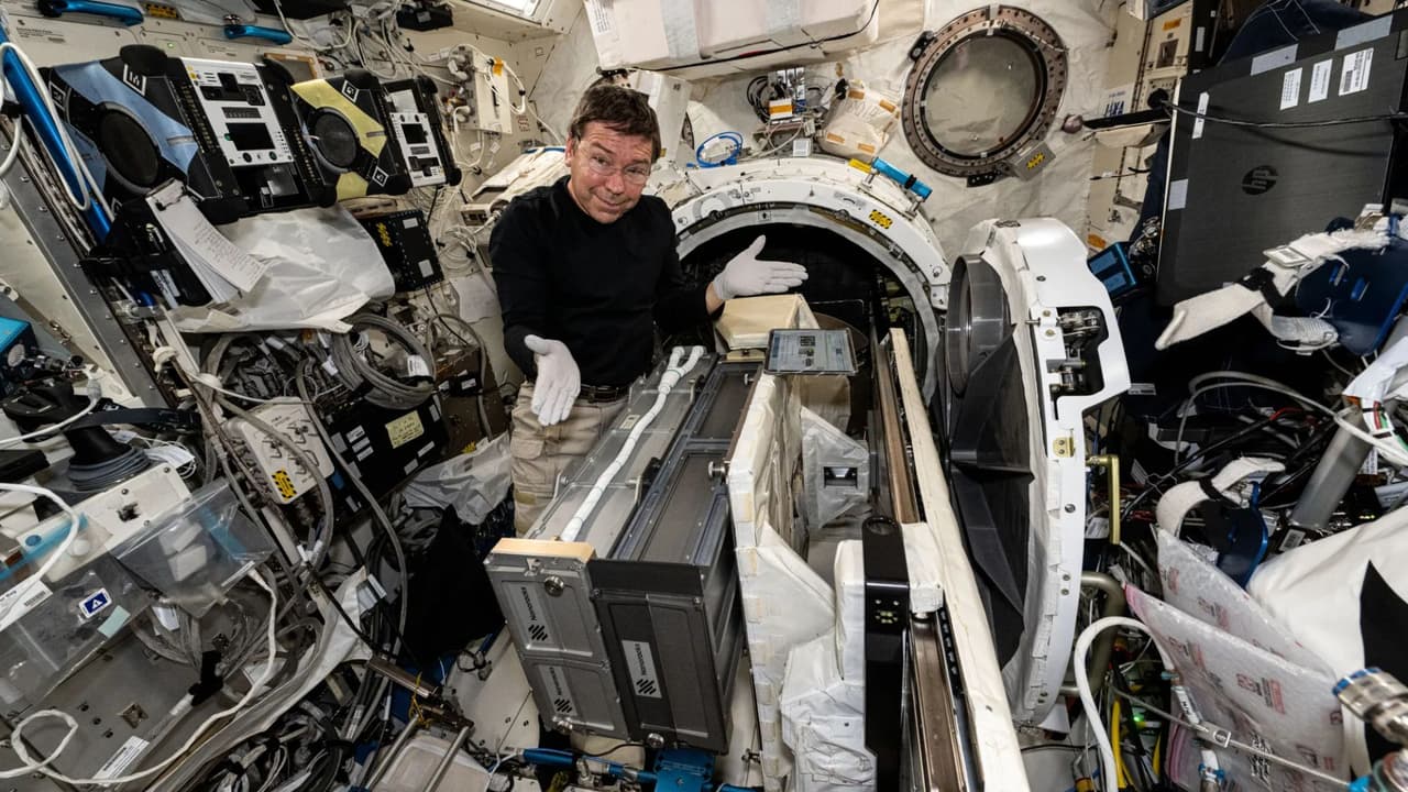 <b>Fotografías para estudios científicos: </b>Astronautas tomaron fotos desde la estación para contribuir a investigaciones sobre el clima, desastres naturales y cambios ambientales en la Tierra.