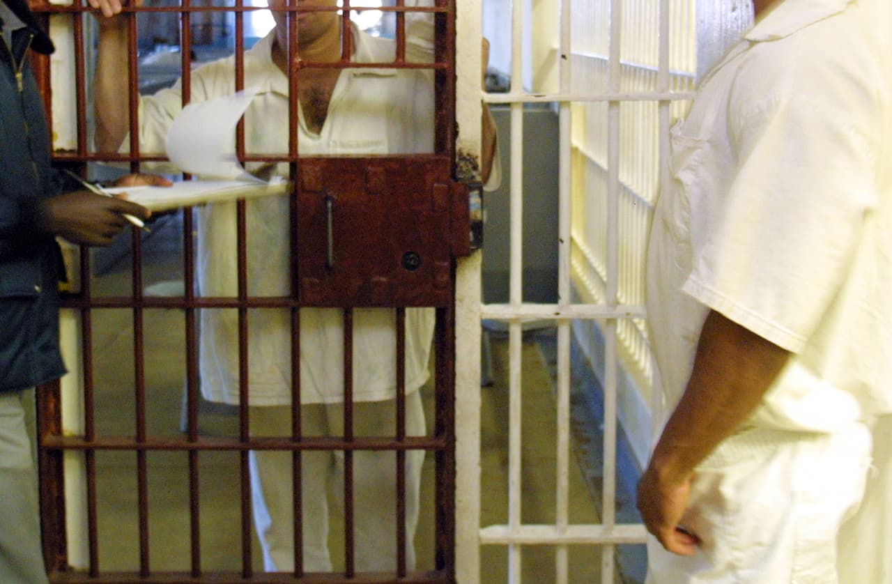 En el estado de Texas
<a href="https://www.univision.com/local/houston-kxln/en-texas-extirpan-los-testiculos-como-metodo-de-castracion-a-delincuentes-sexuales">es legal la castración para convictos que han violado niños</a>. Se hace por medio de una cirugía para remover parte de los genitales masculinos. El reo debe debe autorizar el procedimiento.