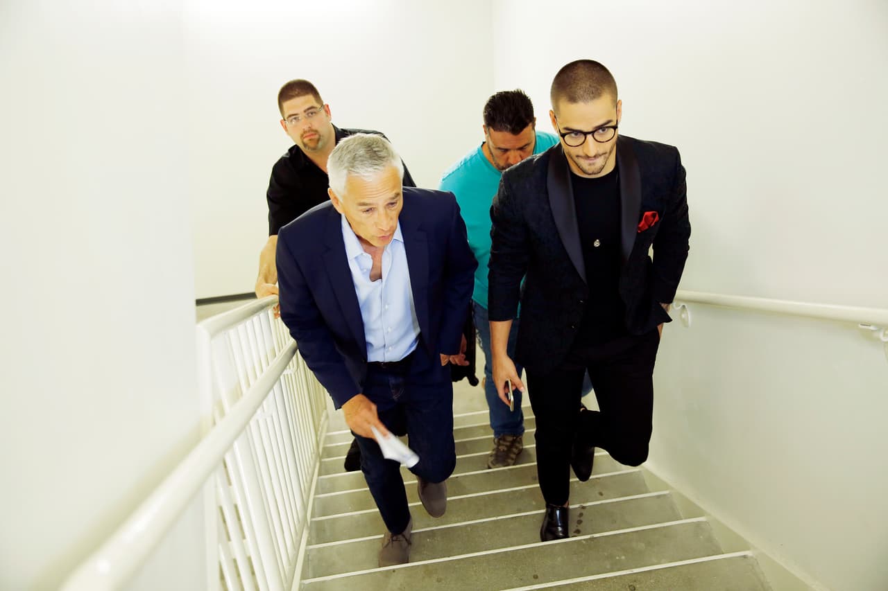 Maluma y Jorge Ramos recorriendo los estudios de Univision Noticias momentos antes de su entrevista