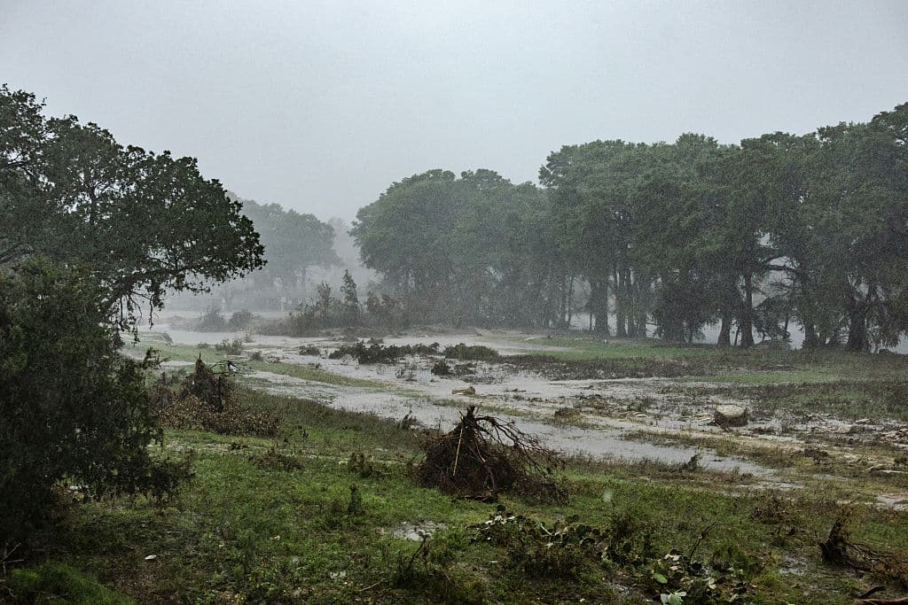 <b><a href="https://www.univision.com/noticias/estados-unidos/funcionarios-de-texas-enfrentan-criticas-por-su-respuesta-a-las-catastroficas-inundaciones-que-dejaron-mas-de-60-muertos" target="_blank">La respuesta de las autoridades al desbordamiento del río Guadalupe el 4 de julio</a></b> ha sido fuertemente criticada. Para este domingo 13 de julio, se tomaron 
<b>medidas extremas con el fin de evitar muertes que lamentar</b>.
