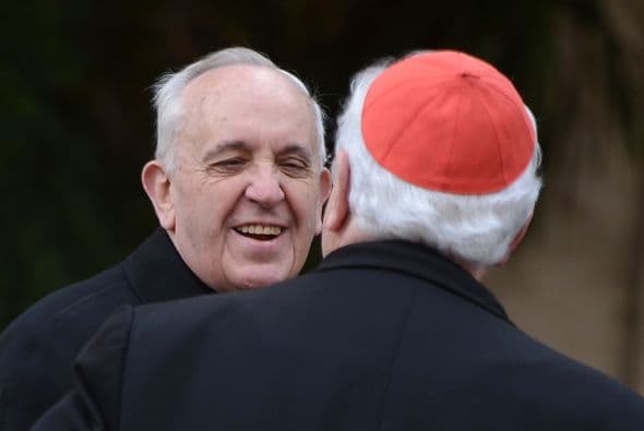 Jorge Mario Bergoglio, arzobispo de Buenos Aires, ha sido seleccionado el nuevo papa y tomó el nombre de Francisco, anunció el cardenal de mayor rango, el francés Jean-Louis Tauran, El Padre Manuel Dorante, de la iglesia San Clemente de Chicago, anticipó que el nombre que seleccionó el nuevo papa será clave, en este caso un nombre nuevo, y en los primeros días de su papado tiene que explicar el por qué escogió ese nombre. Con un Ave María comenzó su discurso a los fieles congregados en la plaza, que ondeaban banderas, donde se veían muchas argentinas. Poco antes, sa fumata blanca que salió de la chimenea de la capilla Sixtina anunciaba al mundo que ya hay sucesor de Benedicto XVI, lo que fue acogido con una explosión de júbilo por la multitud que esperaba bajo la lluvia en la Plaza de San Pedro y el repique de campanas, cantando “Viva il papa”. El arzobispo Bergoglio fue elegido por los 115 cardenales reunidos en cónclave en la capilla Sixtina eligieron al nuevo Pontífice en la quinta votación, llevada a cabo en la segunda jornada. La fumata blanca salió de la chimenea de la Capilla Sixtina a las 19.08 hora local (18,08 GMT). Los 115 cardenales han tardado poco más de 25 horas en elegir al sucesor de Benedicto XVI. La rapidez en la elección mantiene la tónica de los últimos decenios, en los que no se han superado las once votaciones. Pío XII fue elegido con tres votaciones y en apenas 24 horas; Juan Pablo I, con cuatro; Benedicto XVI con cuatro, Pablo VI, con cinco; Juan Pablo II, con ocho, y Juan XXIII, con once.