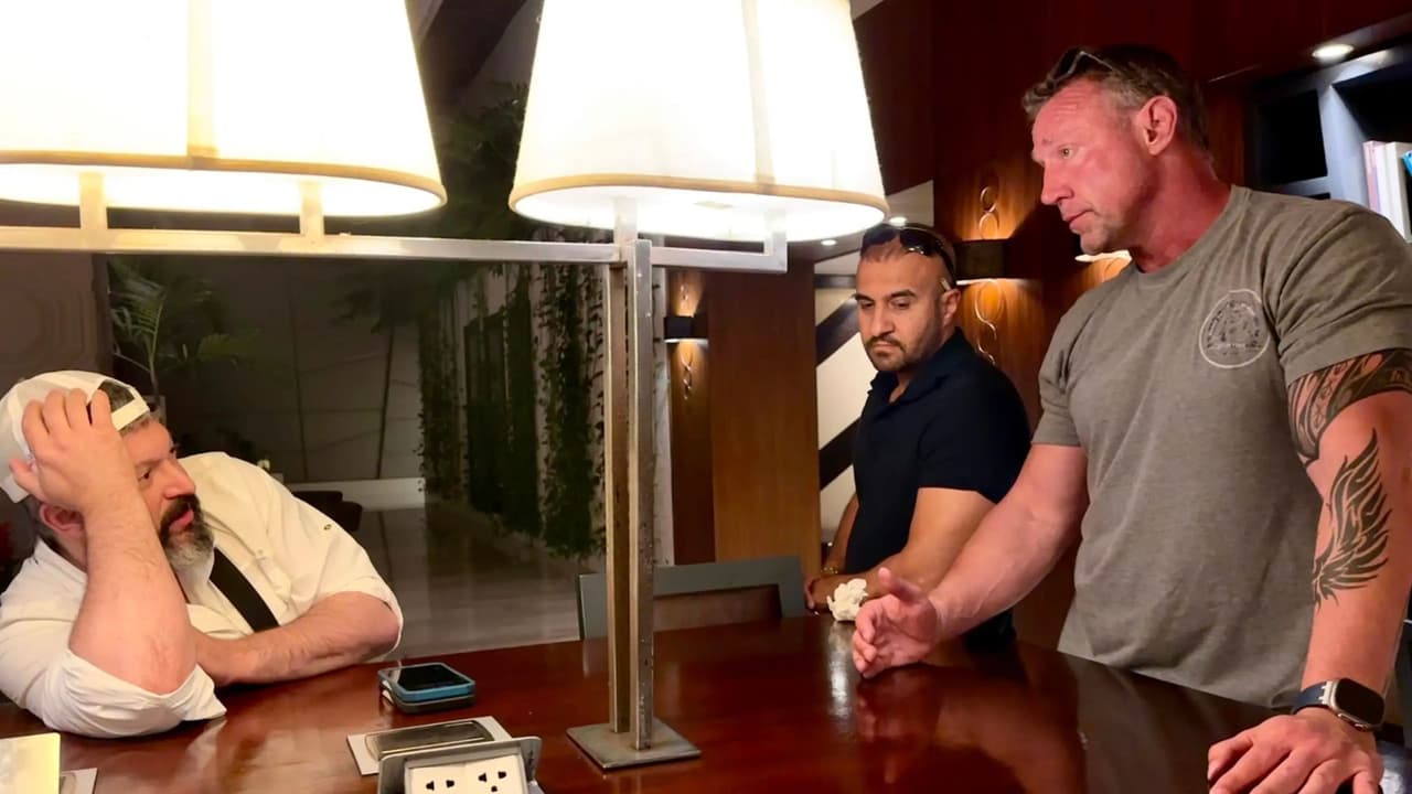 Miembros del equipo analizan mapas, rutas de evacuación y reportes de inteligencia antes de una misión. La organización opera en el llamado “espacio gris”, donde los gobiernos no pueden intervenir directamente, por lo que la planeación y la logística son clave para minimizar riesgos y proteger a civiles.