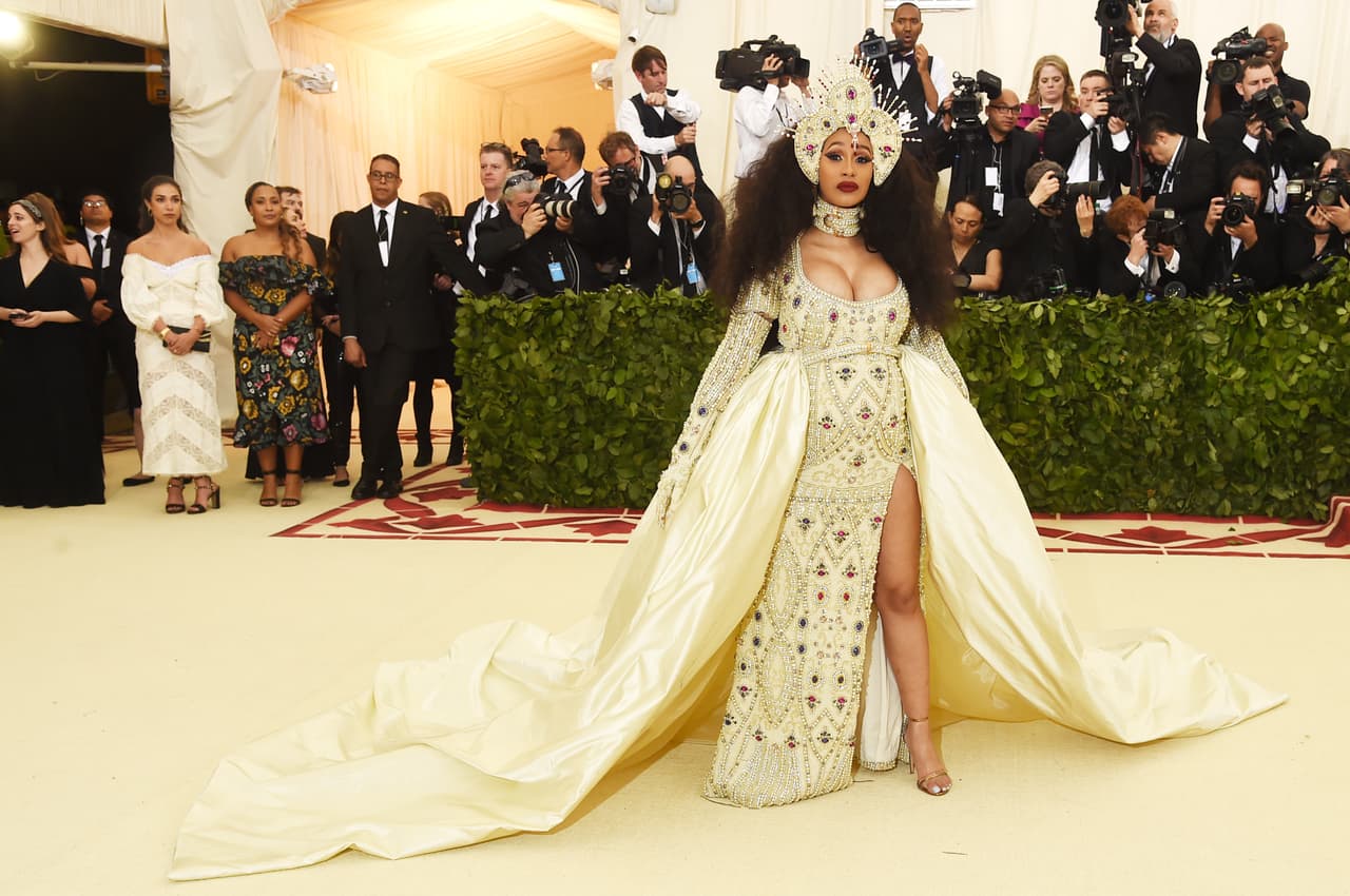 La rapera
<b> Cardi B acudió al evento por primera vez</b> en este vestido de Moschino repleto de piedras y sugiriendo una reinterpretación de la virgen María. Más tarde en la noche, guardaespaldas de la artista supuestamente
<b><a href="https://www.univision.com/entretenimiento/piensalo-dos-veces-antes-de-pedir-un-autografo-a-cardi-b-un-fan-termino-en-el-hospital">le dieron tremenda paliza a un fan</a></b>.