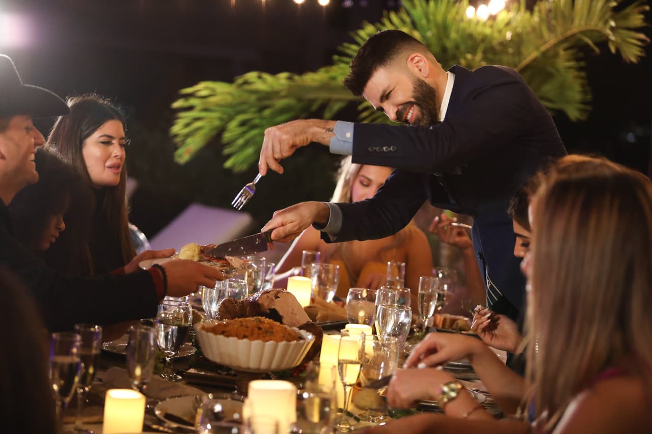 Véanlo sirviendo la cena, awww <3