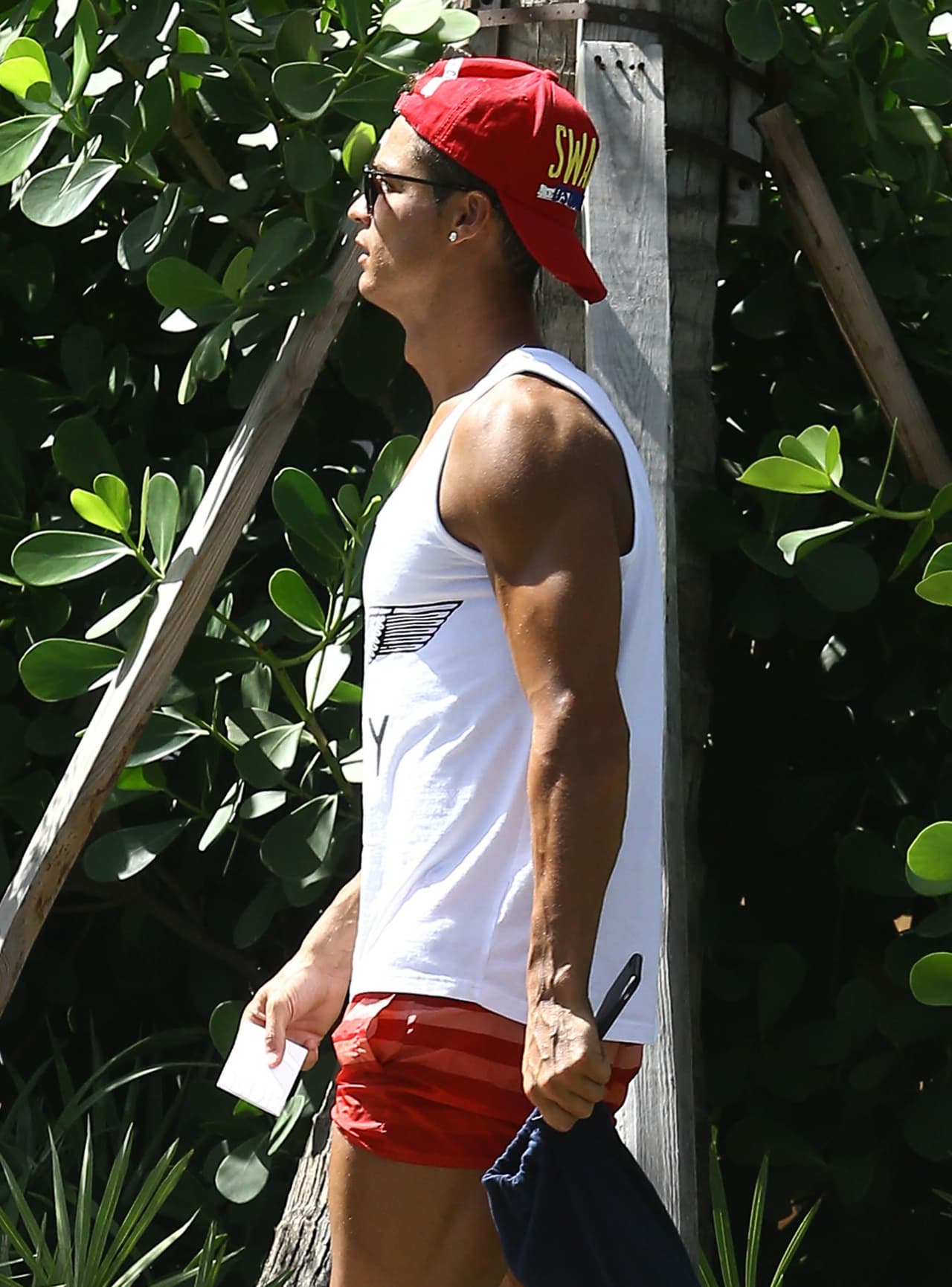 Luciendo súper fashion hasta para ir a la alberca.