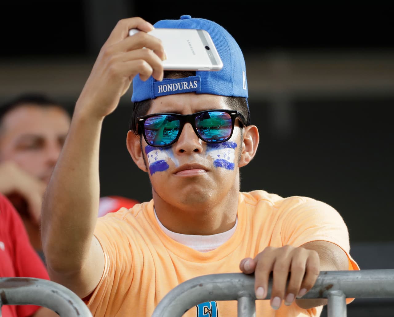 Unos 12.000 aficionados acudieron a la cita en el pequeño estadio de Houston.
