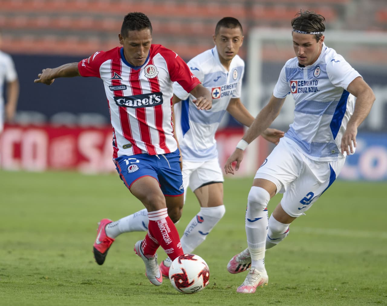 Con doblete del Cabecita Rodríguez y gol de Santiago jiménez, la Máquina se impone 1-3 al Atlético San Luis y toman el liderato en el Guard1anes 2020.