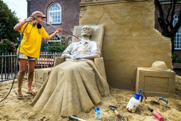 La artista británica Nicola Madera trabaja en su escultura de arena durante el Campeonato de Arena de Holanda.