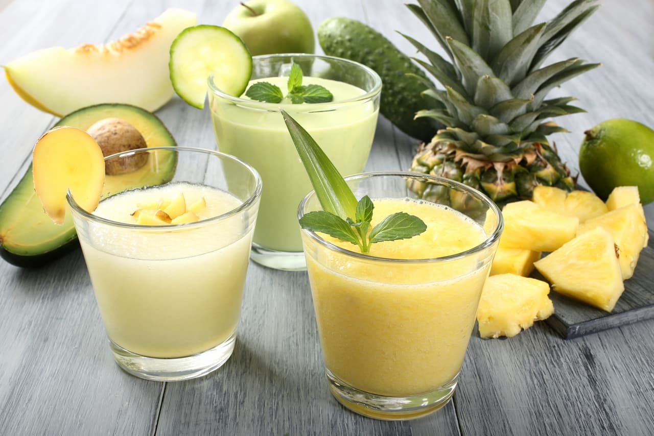 Un buen jugo natural de frutas aportará mucha energía. No comas fritos, harinas refinadas ni mucha azúcar desde temprano, porque eso no te aporta energía.