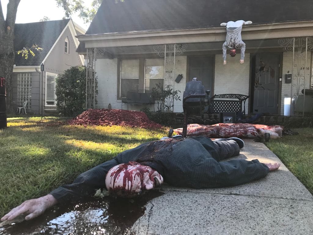 Y algunos cuerpos que cuelgan del techo de la casa.