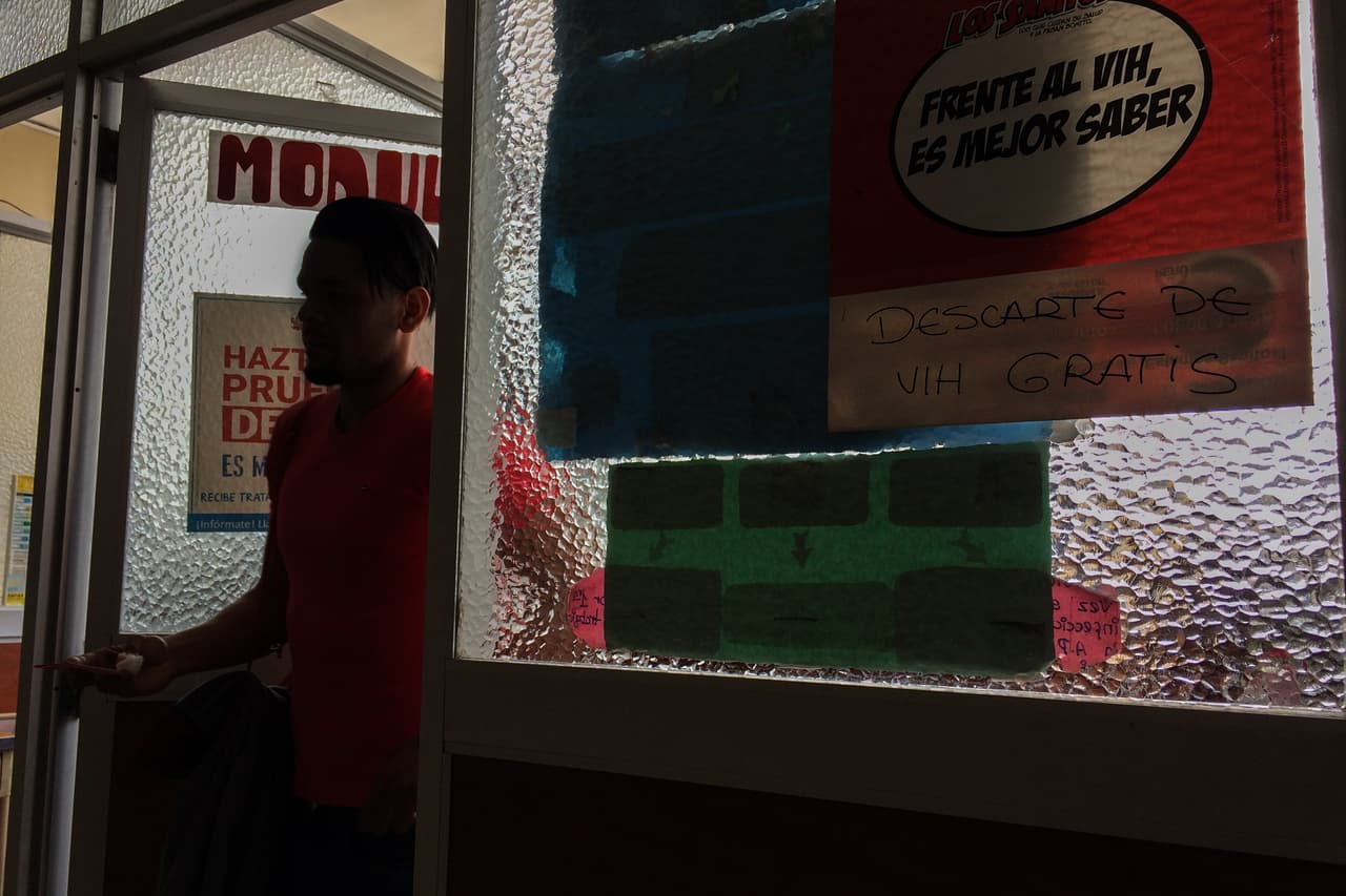 Julio asiste a consulta médica para verificar su estado de salud y realizarse pruebas de sangre.