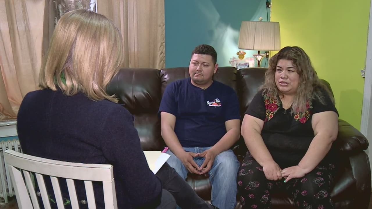 Inmigrantes denuncian ser víctimas de una vendedora de carteras que les ofreció visas de trabajo