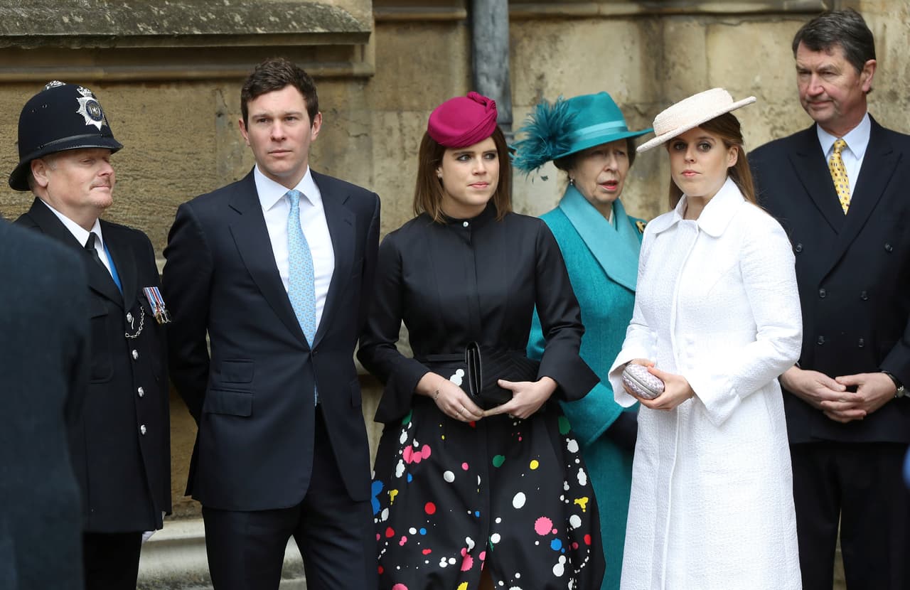 Después de ocho años de relación, Eugenie y Jack anunciaron su compromiso en enero de 2018, aunque tuvieron que esperar para realizar el enlace, pues por protocolo debía celebrarse primero la boda de Meghan y Harry.
<br>