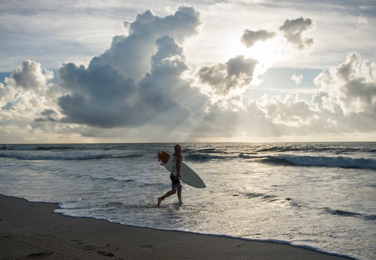 Un surfista disfruta de la playa de Wrightsville Beach, Carolina del Norte, el 12 de septiembre. La Agencia Federal de Manejo de Emergencias (FEMA) recordó que "hoy es el último día para evacuar" antes de que Florence toque tierra.