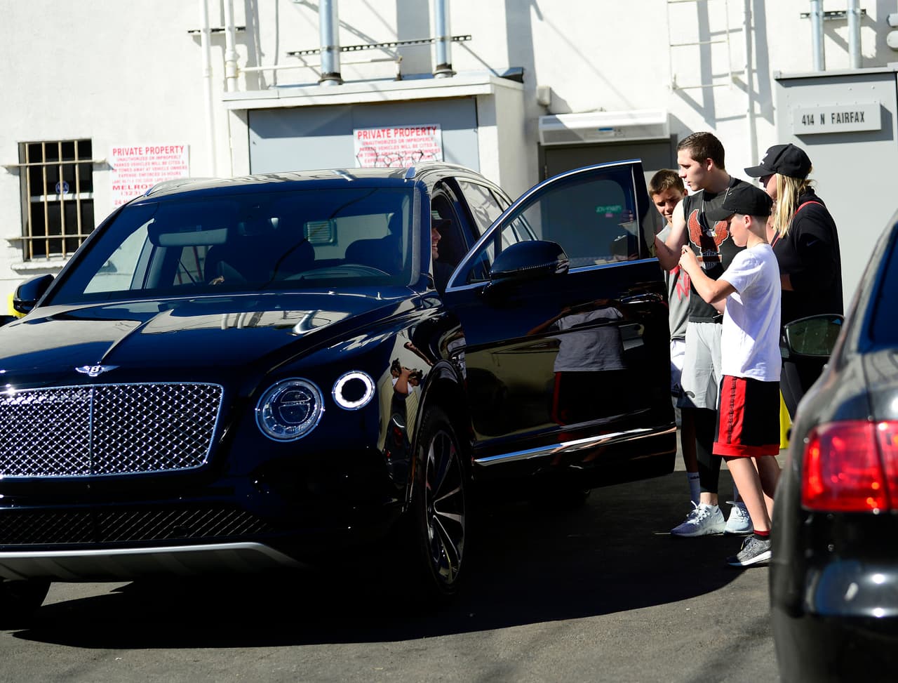 Para los viajes en familia el exfutbolista tiene una elegantísima y deportiva utilitaria de la casa británica Bentley. Un paparazzi capturo esta imagen de la popular familia cuando salían a almorzar en su nueva Bentley Bentayga de $240,000.