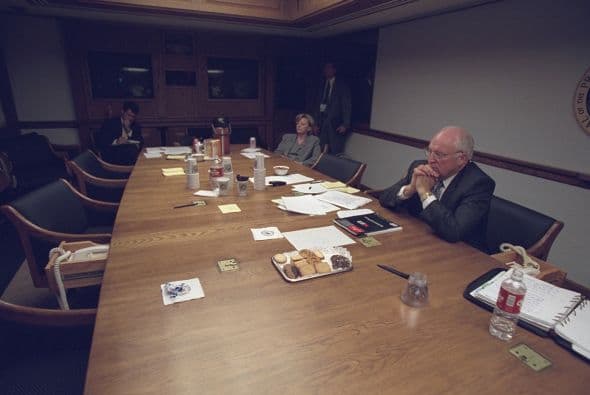 Asistentes llegan a la reunión en el centro de operaciones de emergencia del presidente (PEOC, por sus siglas en inglés). (Imagen del Archivo Nacional de EEUU).