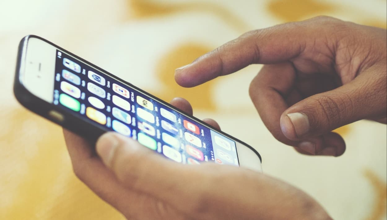 Profesor de secundaria acusado de mirar pornografía y cometer actos lascivos durante la clase