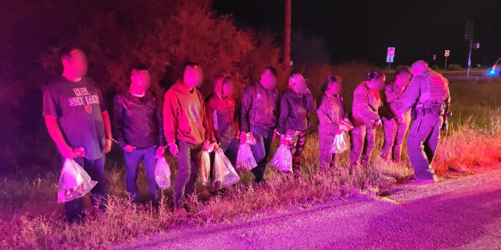 Un ciudadano estadounidense que traficaba a 10 migrantes enfrenta cargos criminales después de huir de un agente cerca de Sonoita. Con la ayuda de otras agencias de la ley, los oficiales de la estación de Willcox detuvieron la camioneta de manera segura.