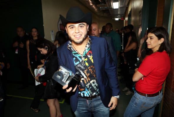 Gerardo Ortiz nos presumió su premio. ¡Bien merecido!