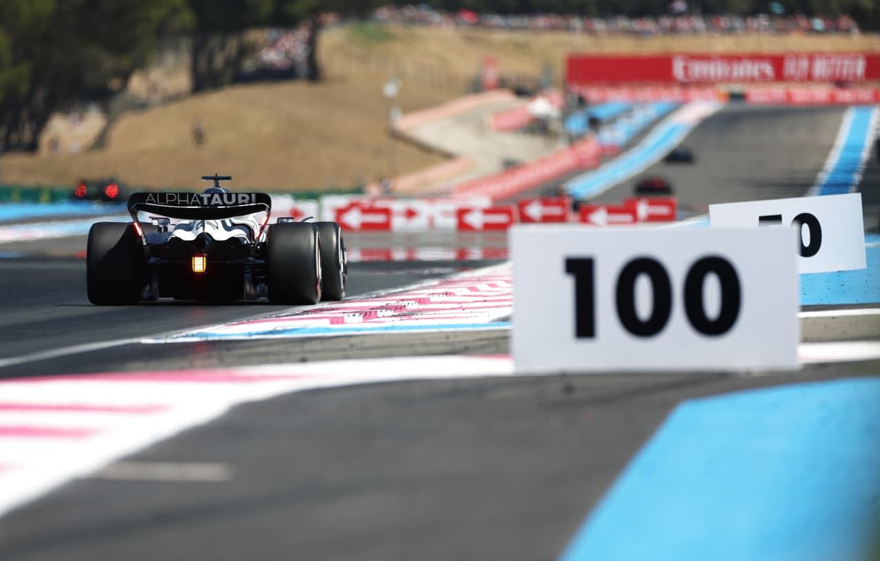 Max Verstappen conquistó el Gran Premio de Francia por delante de Lewis Hamilton y George Russell. Checo Pérez fue cuarto y Charles Leclerc tuvo que abandonar la carrera tras un impactarse con el muro.