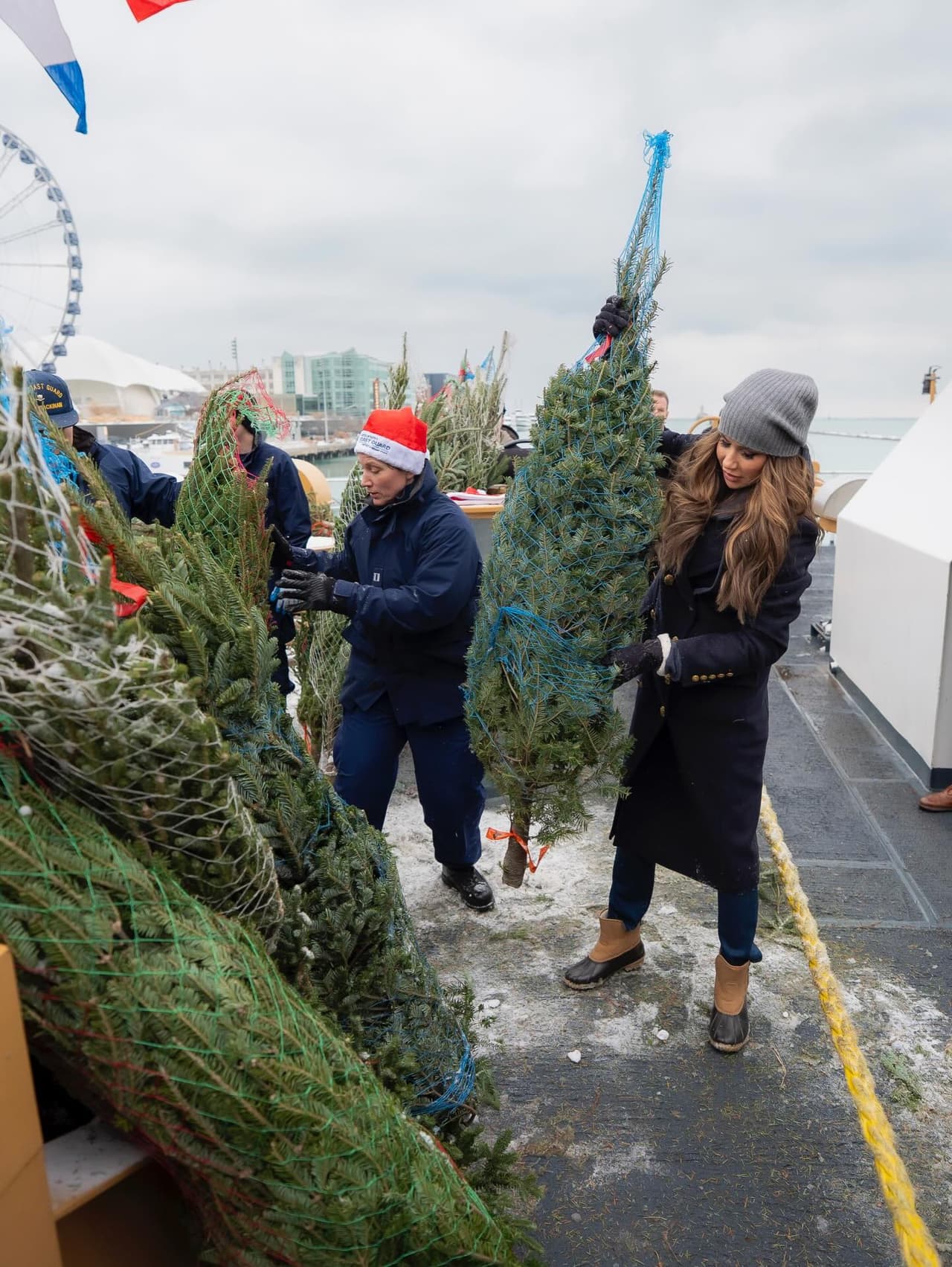Desde temprano, voluntarios formaron una cadena humana para descargar y entregar los árboles como parte de una tradición con 25 años de historia.
<br>
<br>"Todas las personas que se ofrecieron como voluntarias esta mañana fría para venir y asegurarse de que llegara a sus hogares. Es una hermosa tradición y un maravilloso recordatorio de todo lo que somos como seres humanos", dijo Noem en el evento.