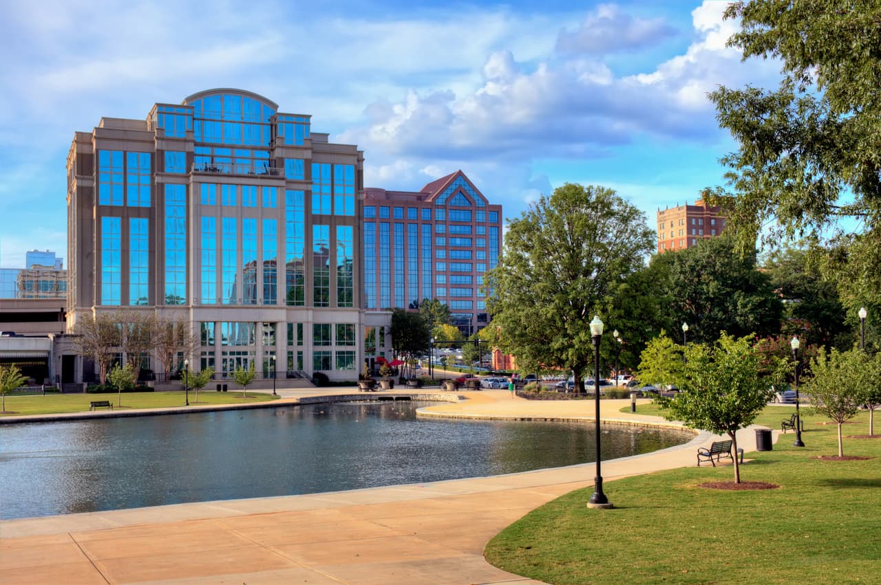 <b>Huntsville, Alabama</b>
<br>
<br>Días promedio de las viviendas en el mercado: 11.
<br>
<br>Precio promedio de cotización: 324,900 dólares.
<br>
<br>Ofertas activas en julio de 2021: 419.
<br>
<br>Tamaño promedio de las viviendas en venta: 2,314 pies cuadrados.
<br>