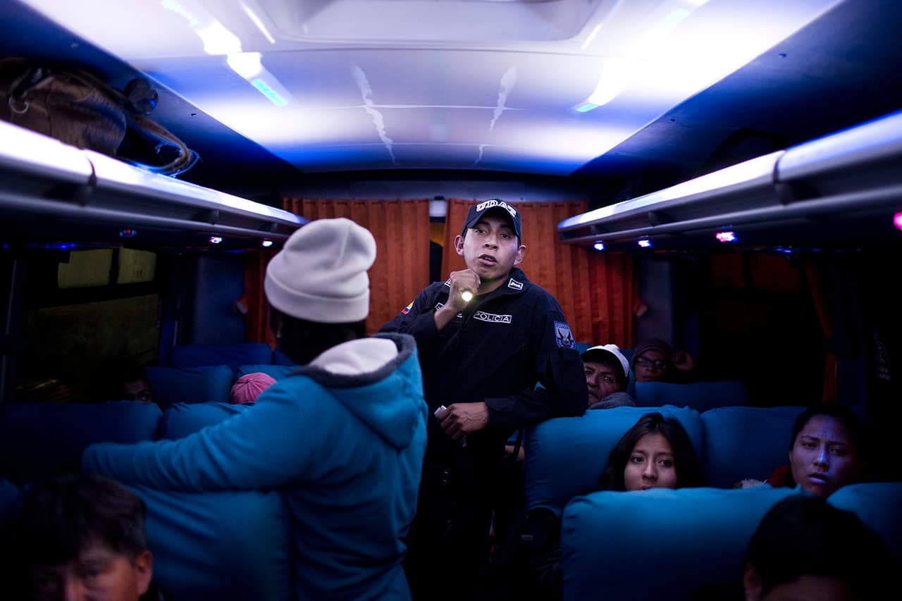 Los controles por parte de la policía ecuatoriana de los autobuses que parten de Tulcán hacia otras ciudades se dan en todo el camino hasta la ciudad de Ibarra. En los controles, buscan drogas o productos de contrabando, pero también revisan los papeles de los migrantes.