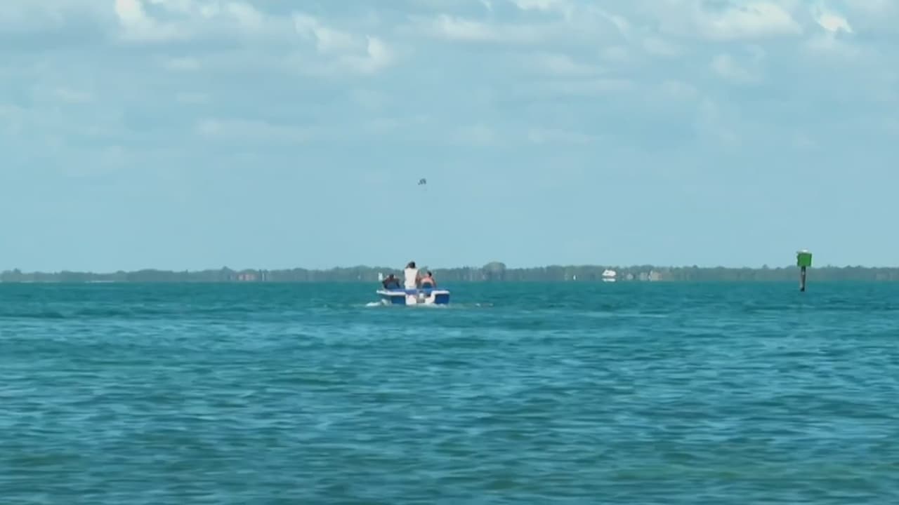 Murió un padre y su hijo de 14 años quedó herido en choque de botes en bahía de Biscayne