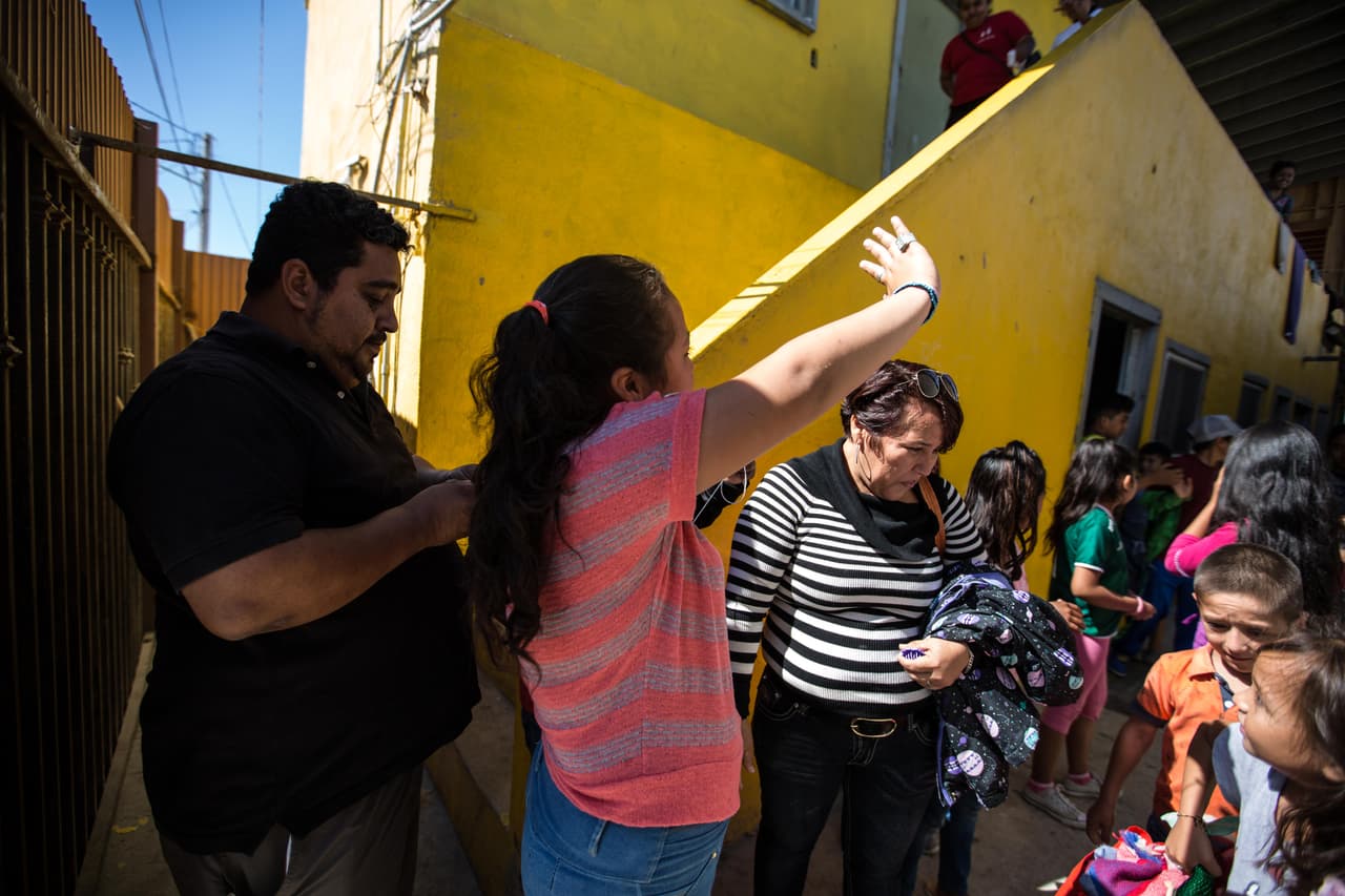La familia dice adiós a sus compañeros y amigos del albergue. La madre explica que su plan es dejar a sus hijos en Guatemala a cargo de familiares y volver a Tijuana sola. No quiere exponerlos a más sufrimientos ni durante la espera ni cuando tenga que quedar en custodia de la Patrulla Fronteriza, si ese fuera el caso. 
<b>"No quiero robarles su infancia (...) ni que vengan a sufrir",</b> dice Cristina. 
<b>"Tanto la hielera como la caminata, no quiero que ellos pasen por ese shock".</b>