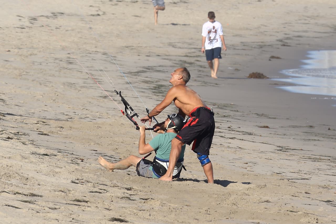 Lo vimos colocarse el arnés, para poder ser elevado en la cometa.