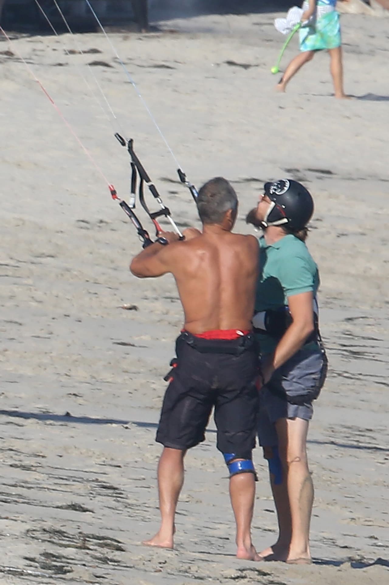Leo acudió con un instructor de kitesurfing.
