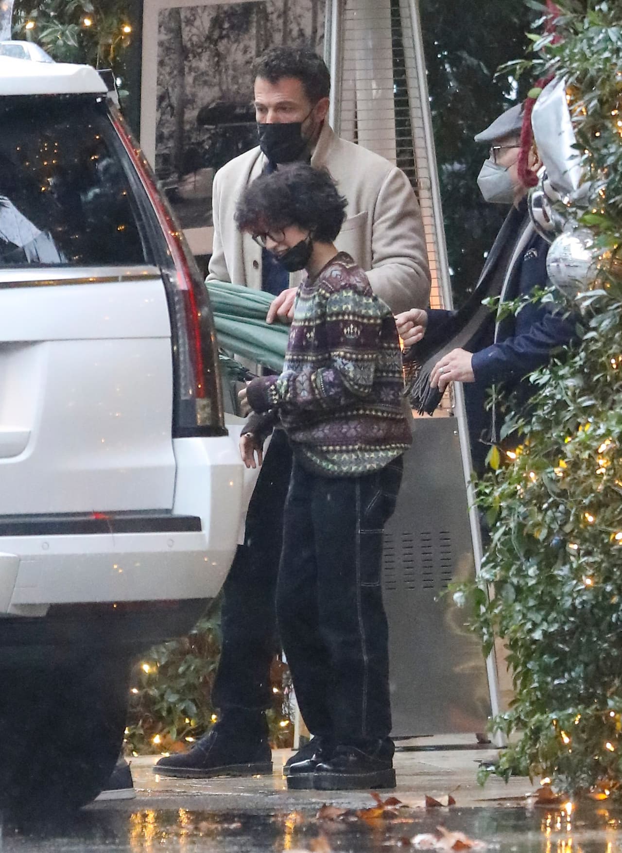 También ayudó a los chicos a subirse a la camioneta que los trasladó a casa. 
<br>