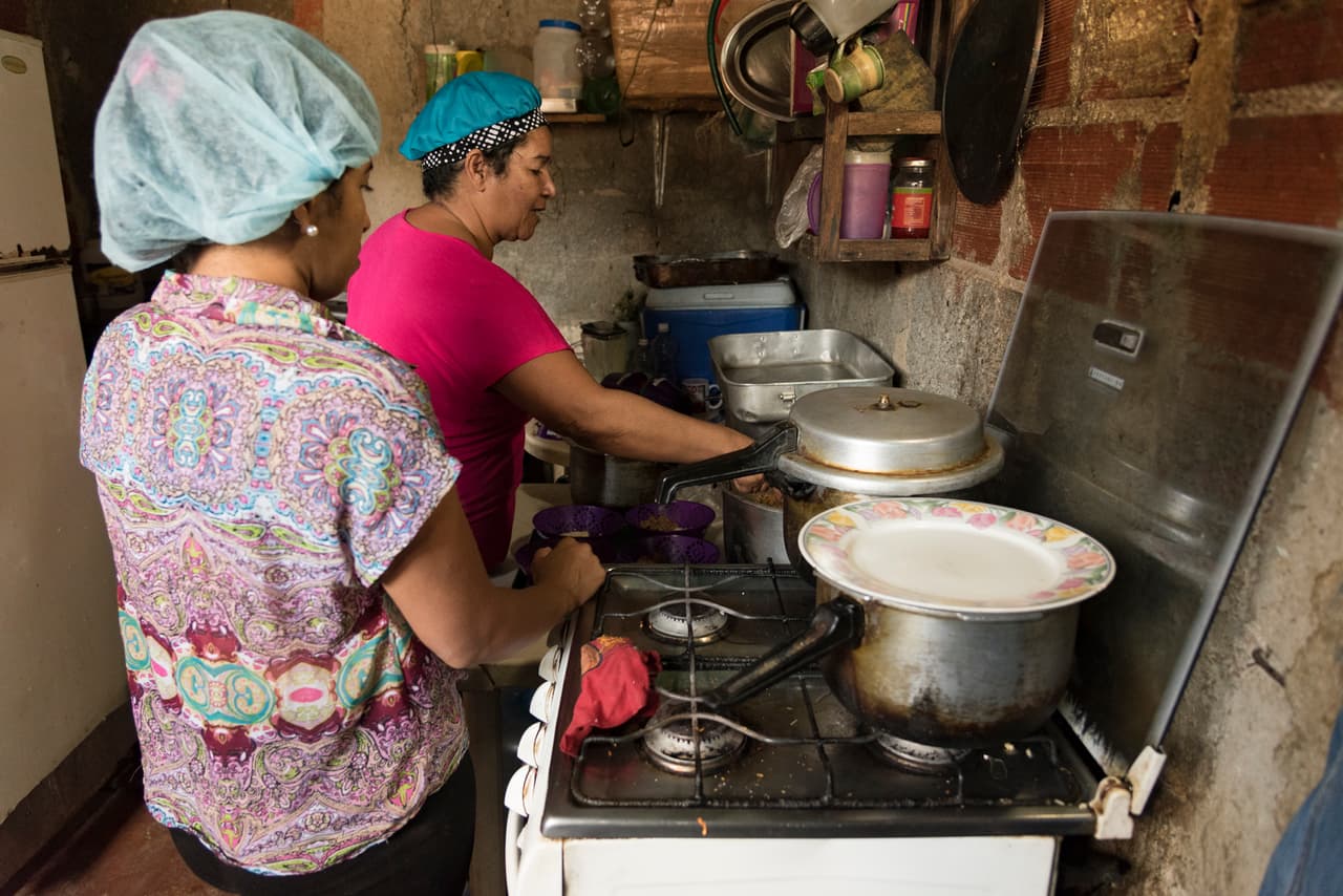 En el comedor de La Vega se sirven cien almuerzos diarios. Las madres de los niños se encargan de cocinar y administran la comida.