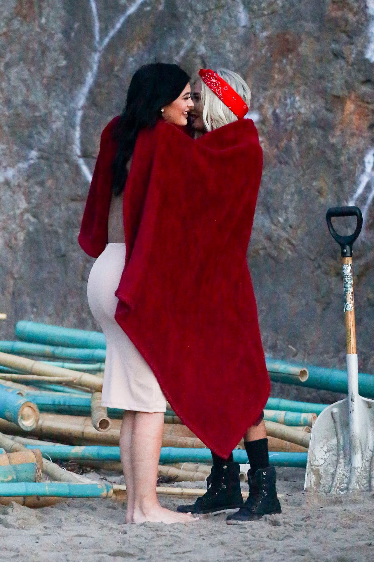 ¡Deja de susurrarle cosas al oído a tu amigocha y quítanos mejor la duda!