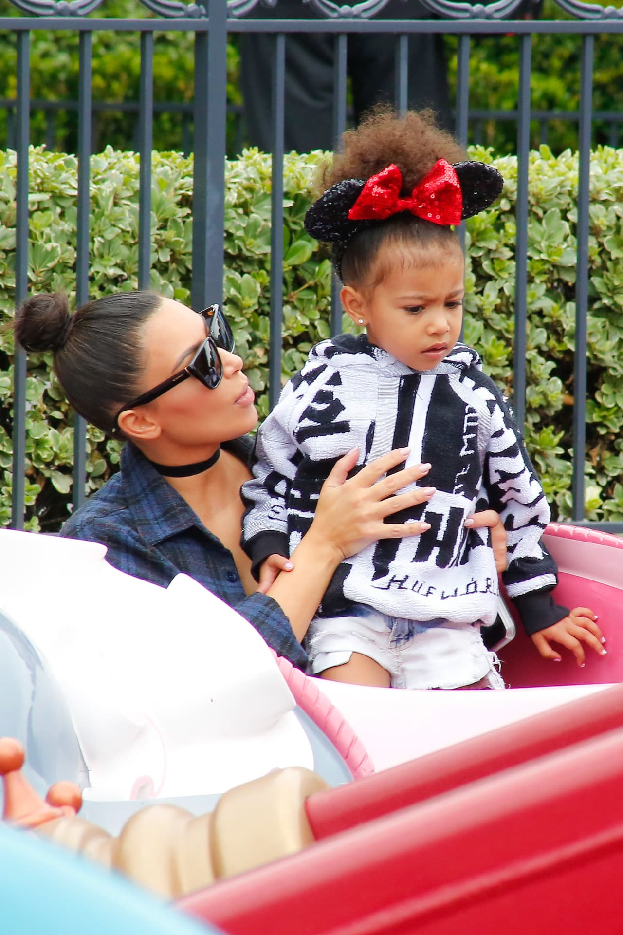 Kim la montó en el juego del Dumbo volador.