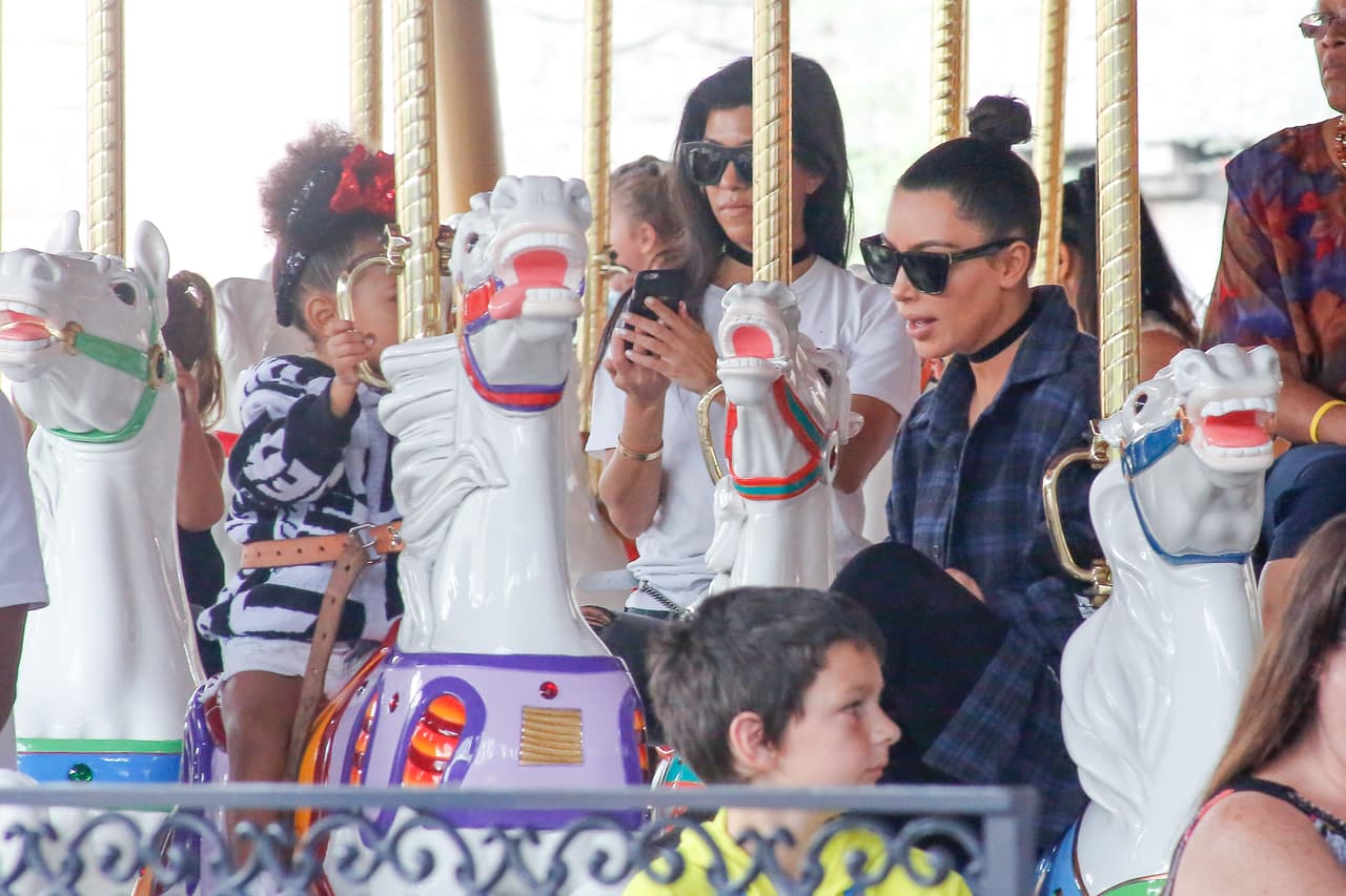 Ahí vemos a Kourtney al fondo.