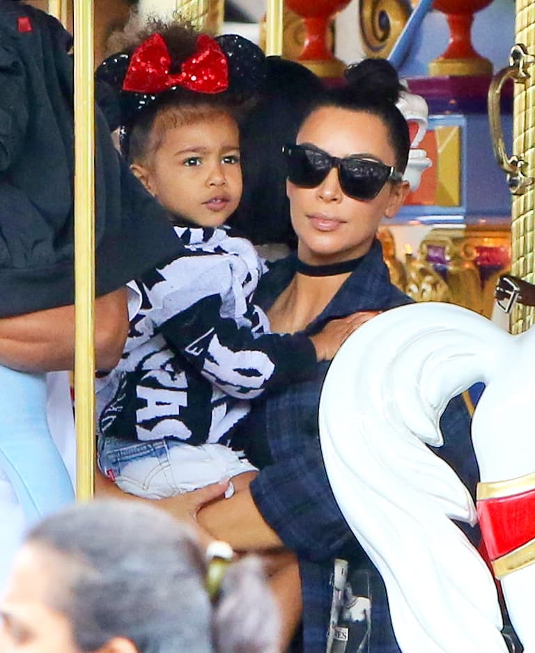 Listas para disfrutar del viaje en carrusel.