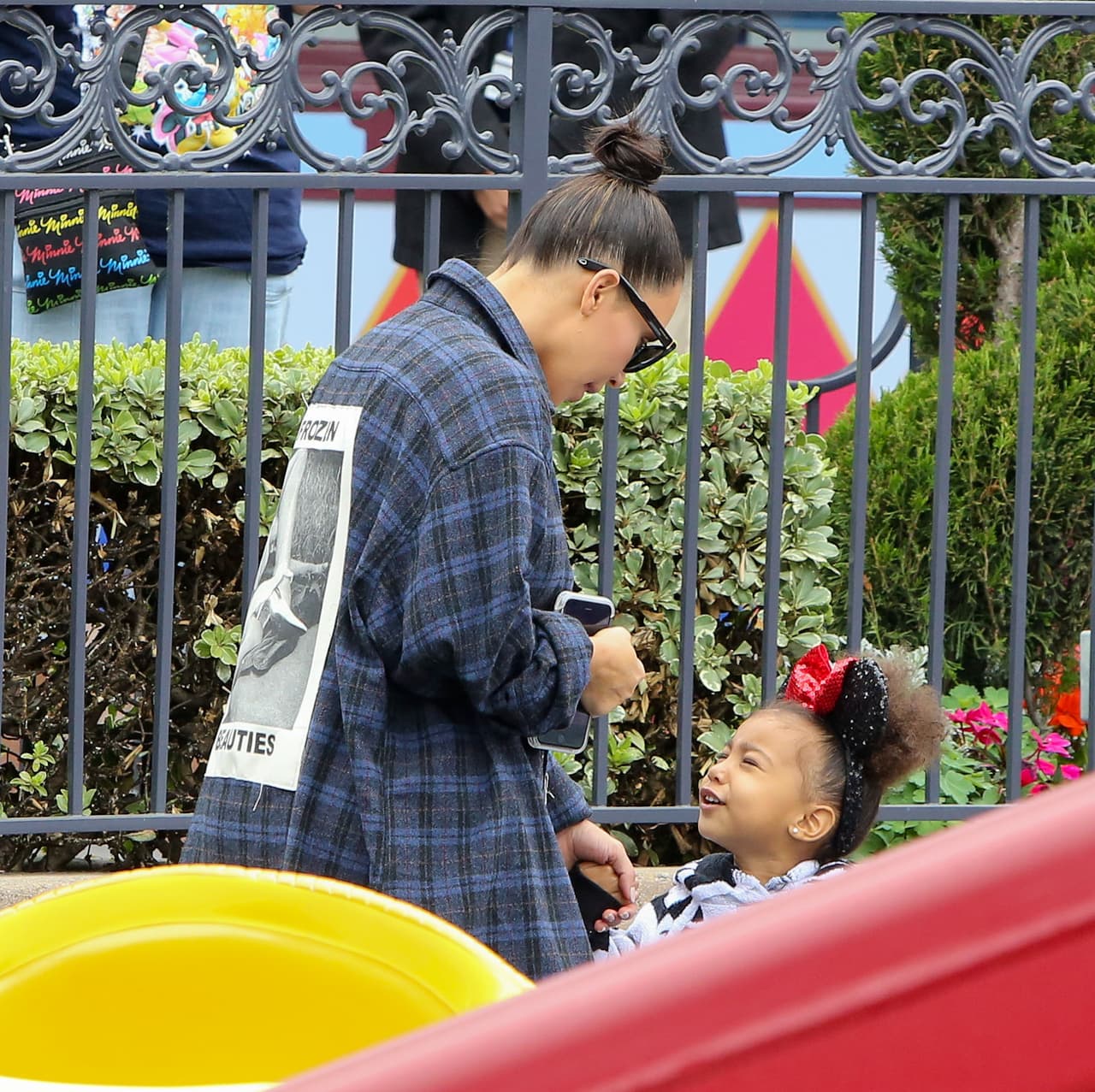 Kim estuvo acompañada de su hermana Kourtney.