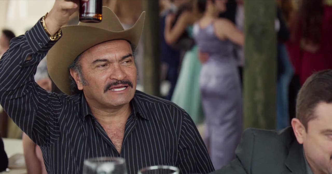 Ismael no se cansó de brindar por el nuevo matrimonio de su compadre.