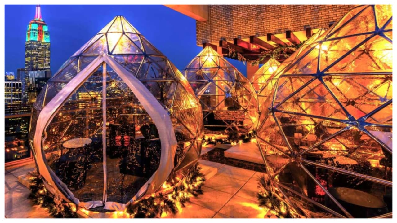 <b>Visita un iglú</b>
<br>NYC ofrece la experiencia romántica de que puedas disfrutar lo mismo de chocolate caliente que de 
<b>cócteles originales</b> en 
<a href="https://www.univision.com/local/nueva-york-wxtv/localisimo/cinco-mejores-iglus-ciudad-nueva-york-fotos">acogedores iglús</a>, como los de 
<a href="https://somewherenowherenyc.com/">Somewhere Nowhere</a>.
<b> </b>Estos operan solo en el invierno, así es que hay que estar muy pendientes para disfrutar de ellos.