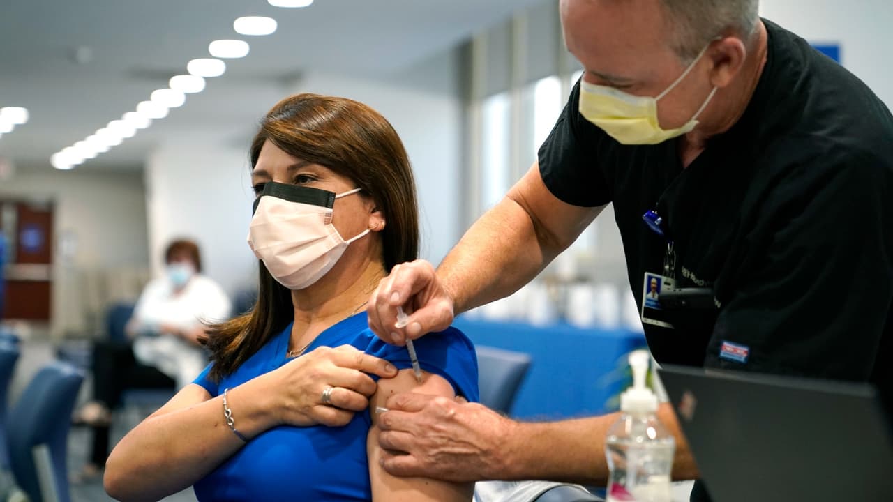 Cómo sacar cita para obtener el refuerzo de la vacuna contra el covid-19 si vives en California