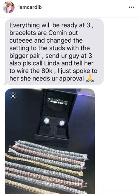 “Todo estará listo a las 3, las pulseras están quedando lindas y cambié la posición de las incrustaciones con el par más grande. Manda a tu muchacho a las 3 y también por favor, llama a Linda y dile que transfiera los 80K (80 mil dólares), acabo de hablar con ella, necesita tu aprobación”, se leía en la imagen que Cardi B publicó en su cuenta de Instagram.
