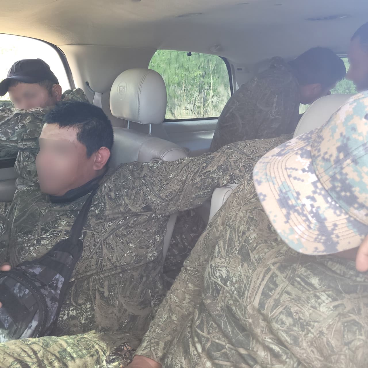 Encontraron un vehículo en el determinaron que el conductor, un ciudadano estadounidense, estaba traficando con siete ciudadanos mexicanos.